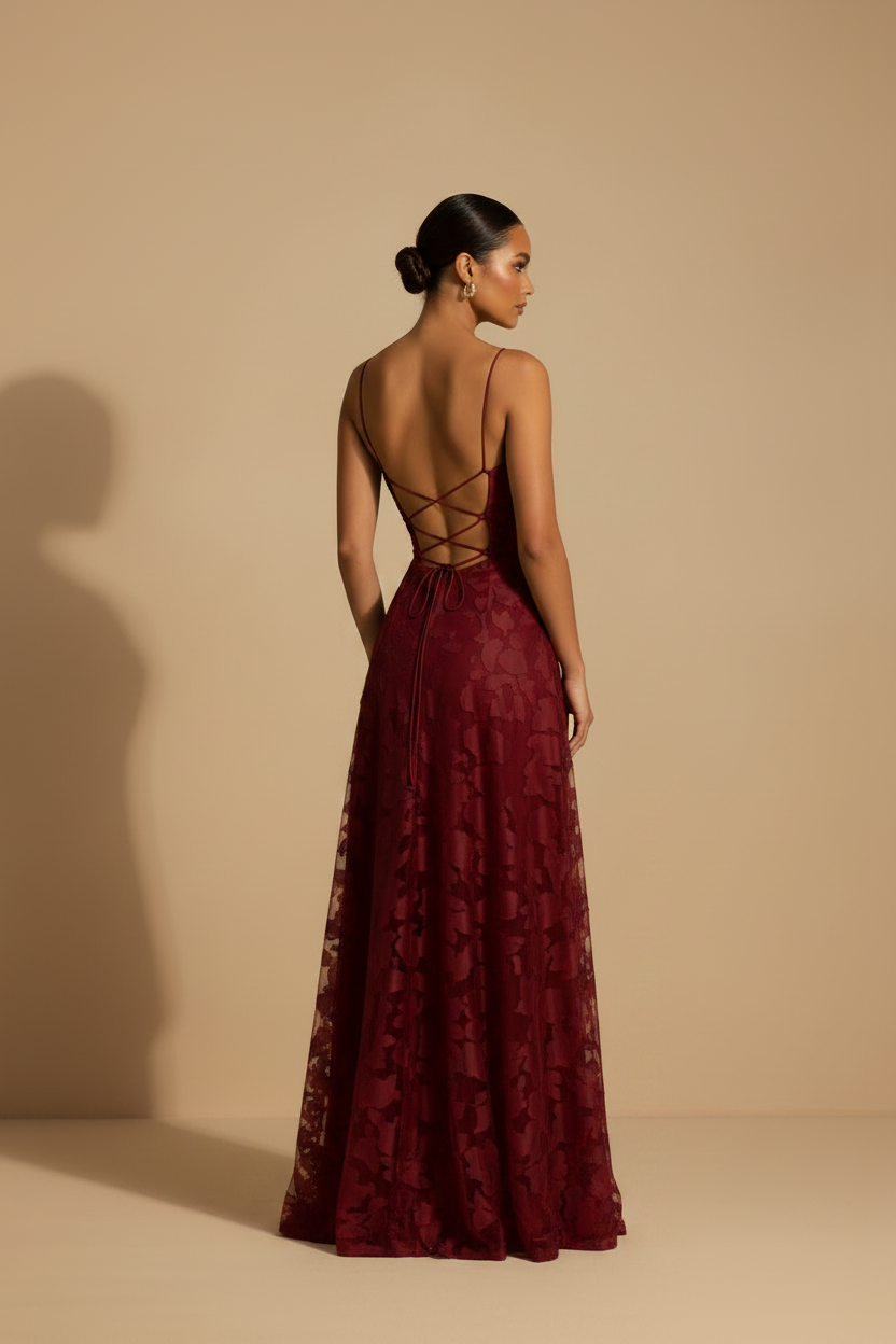 Francesca – Abito lungo in pizzo bordeaux elegante e aderente
