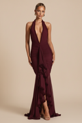 Vera – Abito lungo con scollo profondo e spacco fluido bordeaux