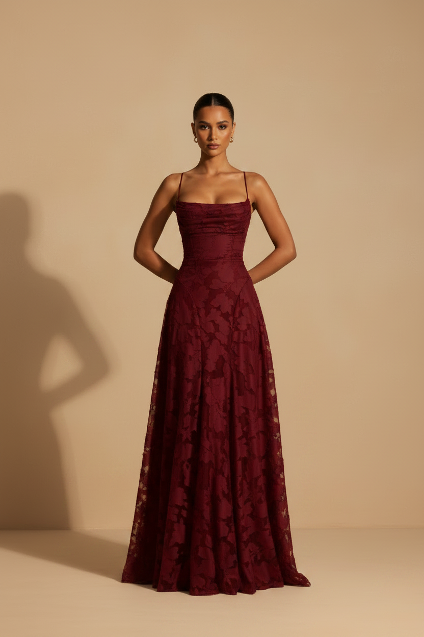 Francesca – Abito lungo in pizzo bordeaux elegante e aderente