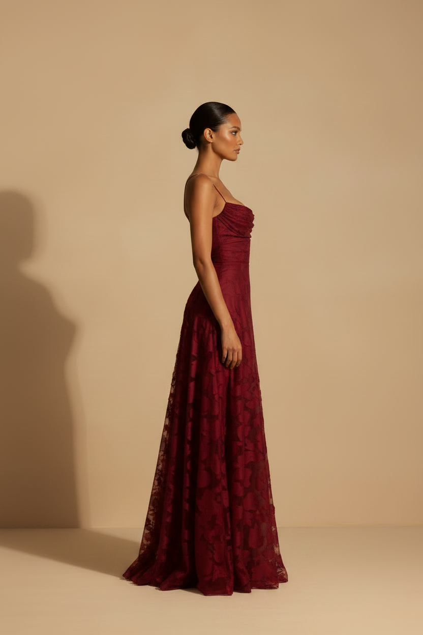 Francesca – Abito lungo in pizzo bordeaux elegante e aderente