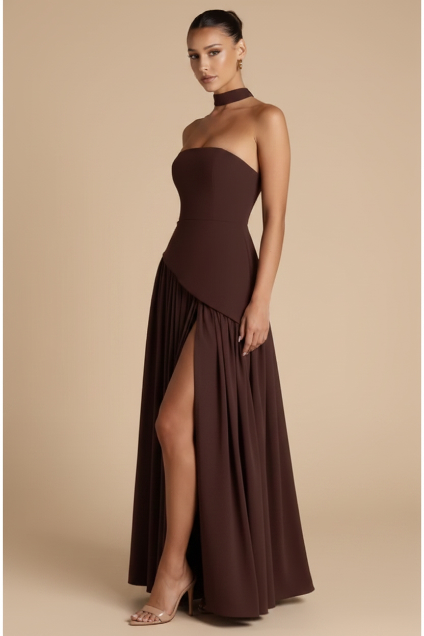 Valeria – Vestito lungo senza spalline con spacco elegante marrone
