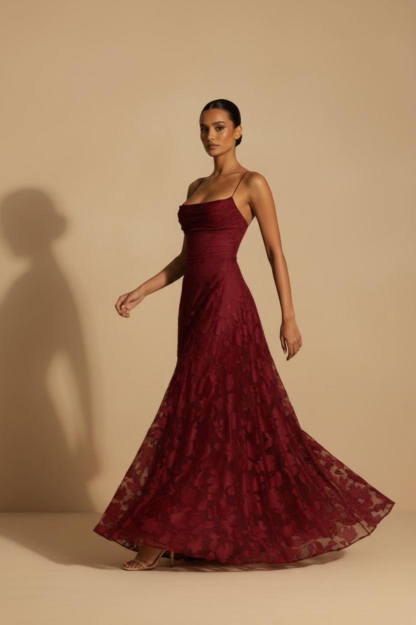 Francesca – Abito lungo in pizzo bordeaux elegante e aderente